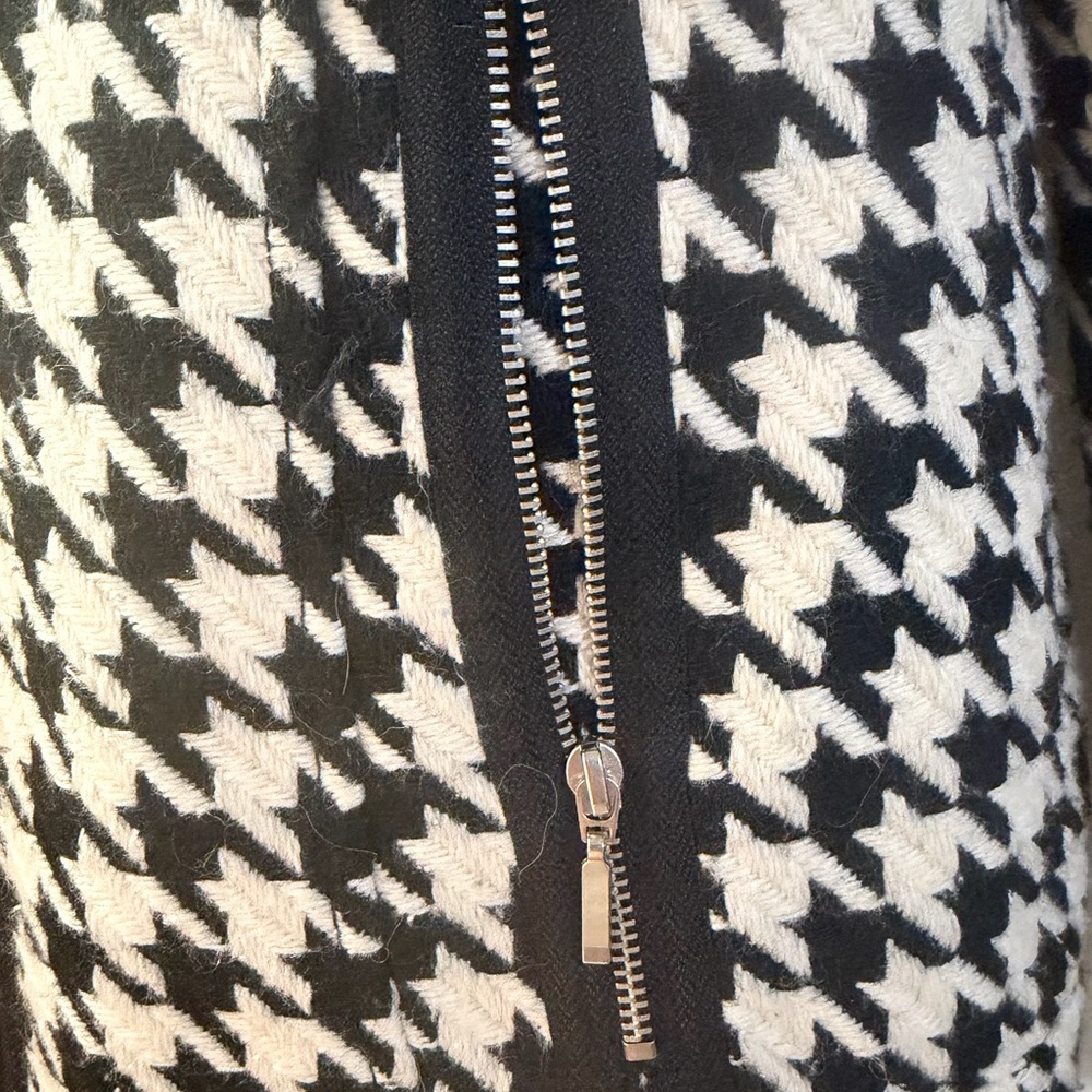 Venus Black & Cream Houndstooth Jacket – Size 6 – NWOT – Chic Zip Front Coat - Picture 7 of 7